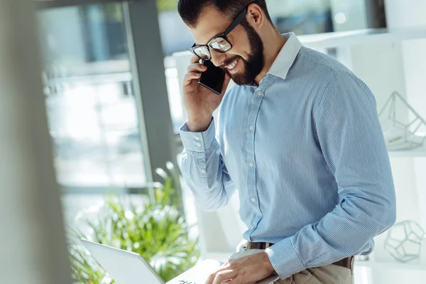 İş yerinde telefonda pazarlık gülümseyen genç adam