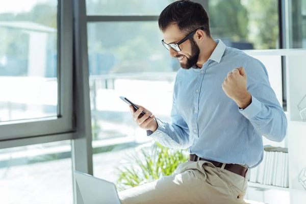 Jonge man gelukkig over het nieuws ontvangen via SMS-bericht — Stockfoto