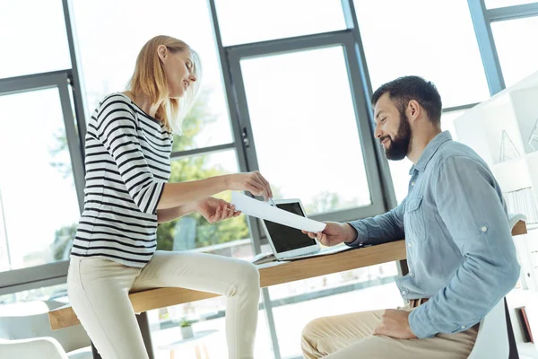 Mujer joven explicando los detalles del proyecto a su colega — Foto de Stock