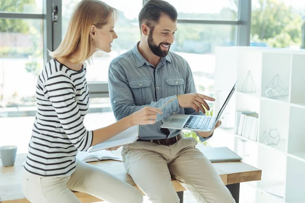 Bir video izlerken ve görüşmeden neşeli arkadaşları