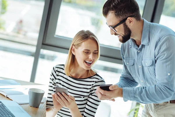 Neşeli arkadaşları komik videoları izlerken gülmekten