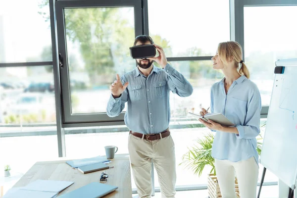 Ofiste VR kulaklık giyen sakallı genç adam