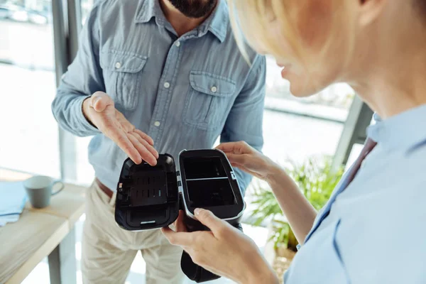 Zwei Kollegen entfernen Frontdeckel des vr-Headsets — Stockfoto