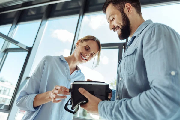 İki arkadaşları VR kulaklık her taraftan incelenmesi