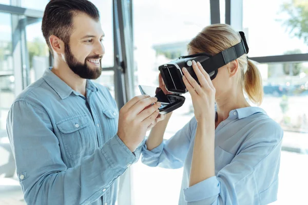 Hoş adam telefon iş arkadaşları Vr kulaklık ekleme