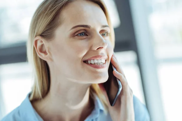 Портрет красивої усміхненої жінки, що розмовляє по телефону — стокове фото