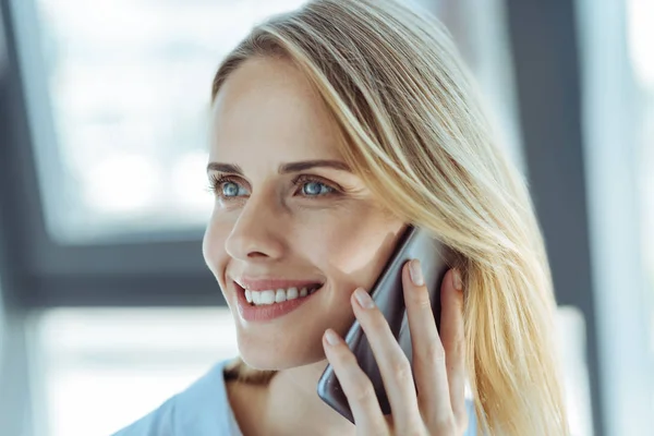 Ευτυχισμένη γυναίκα έχοντας μια συνομιλία στο τηλέφωνο — Φωτογραφία Αρχείου