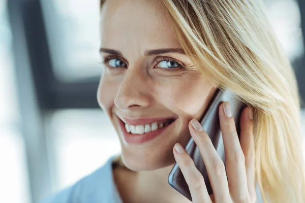 Primer plano de la mujer alegre hablando por teléfono — Foto de Stock