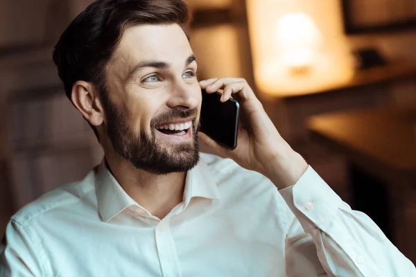 Positivo encantado pessoa masculina sentindo felicidade — Fotografia de Stock