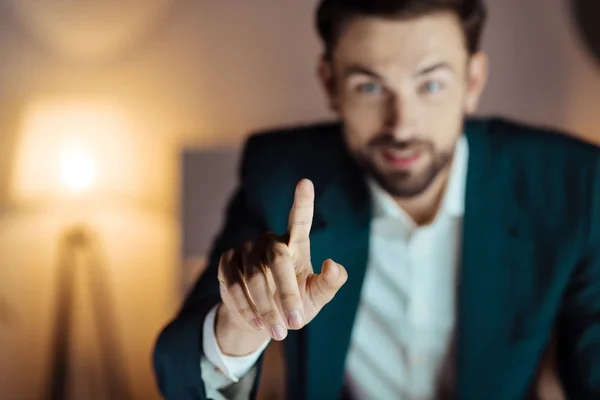 Fokuserad foto på manliga finger att vara i luften — Stockfoto