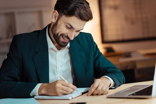 Positivo persona masculina encantada escribir notas — Foto de Stock