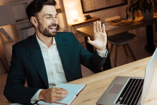 Joven sonriendo en su cara —  Fotos de Stock