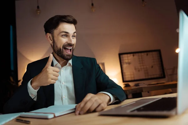 Hombre alegre sintiendo felicidad mientras está en el cargo — Foto de Stock