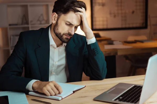 Cansado jovem empresário pensando muito — Fotografia de Stock