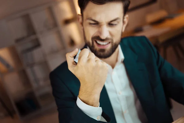 Retrato de homem sério que sendo muito irritado — Fotografia de Stock