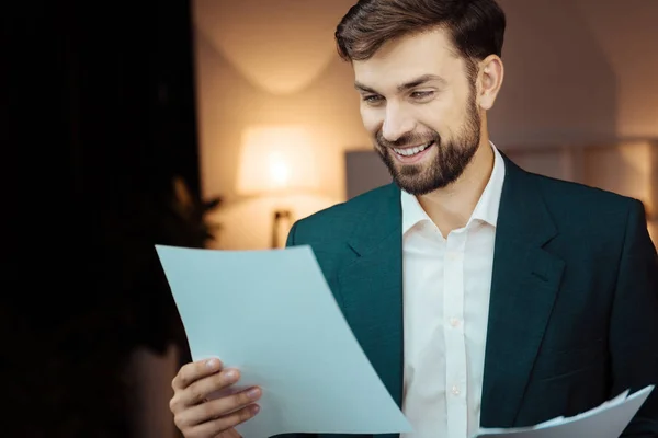 Retrato del hombre encantado que mirando los papeles — Foto de Stock