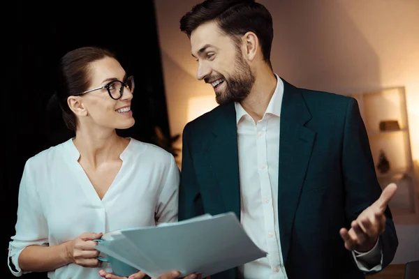 Begeisterte Kollegen diskutieren ihre Idee — Stockfoto