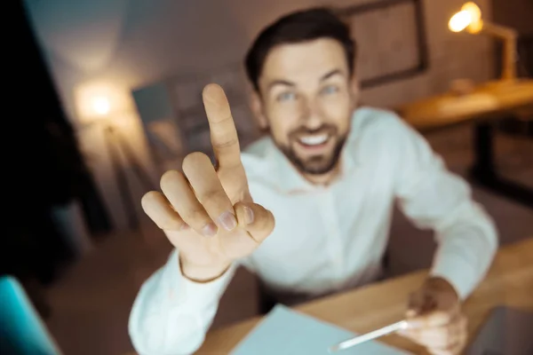 Hombre alegre mirando su dedo — Foto de Stock