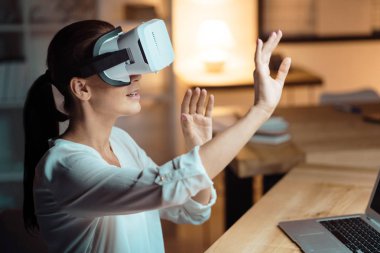 Şirin esmer kollarını havaya kaldırmış