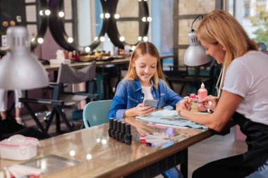 Gülümseyen kız çivi bitmiş yaparken metin mesajları okuma