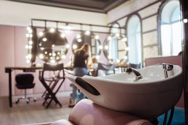 Güzellik salonunda duran parlak şampuan birimi