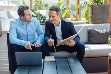 Neşeli akıllı işadamları kendi proje tartışıyor