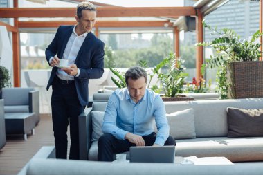 Bir fincan kahve tutan güzel yakışıklı adam