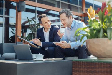 Akıllı başarılı bir iş adamı kahve içer