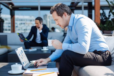 Bir dizüstü bilgisayarda çalışma hoş güzel iş adamı