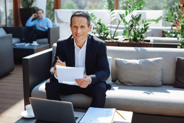 Sana bakmak pozitif neşeli adam