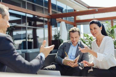 Onun meslektaşı arıyorum güzel mutlu kadın