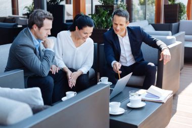 Onun iş ortakları ile oturan neşeli güzel kadın