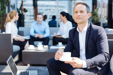 Onun espresso zevk memnun düşünceli işadamı