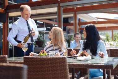 Hoş dostu garson hizmet müşteriler