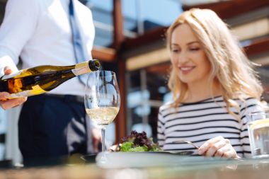 Seçici odak masada cam duran