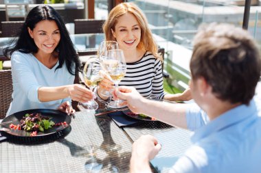 Mutlu mutlu insanlar şarapla tezahürat