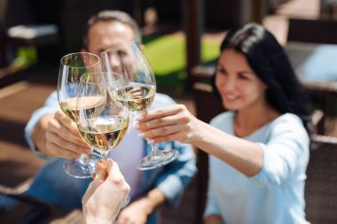 Seçici odak bardak şarapla dolu