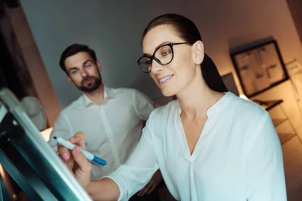 Positives weibliches Standing in der Vorstandschaft — Stockfoto