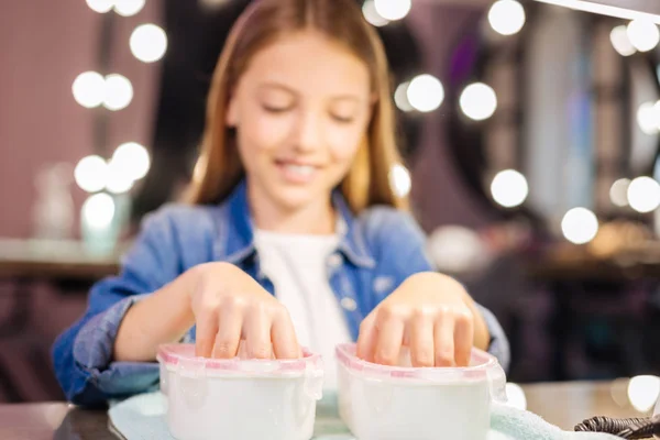 Agradable adolescente usando manicura dedo bowl — Foto de Stock