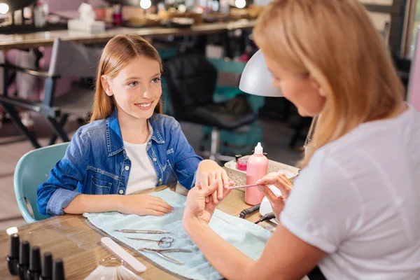 10 代の少女の若いネイリスト出願小指の爪 — ストック写真