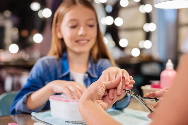 Adolescente teniendo cutícula extirpado en un estudio de uñas — Foto de Stock