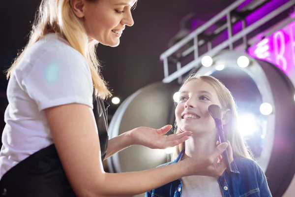Gülümseyen kadın kızlar yüze makyaj uygulamak
