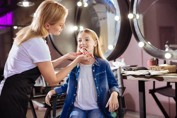 Ona müşteri dudaklarına ruj uygulama makyaj sanatçısı