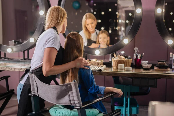 Makeupartist försöker ut läppstift färger på klienten — Stockfoto