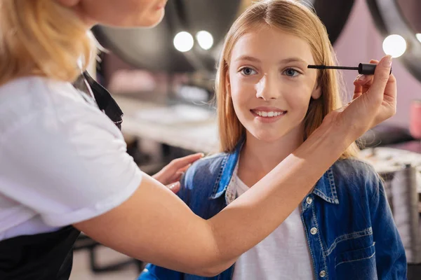 Uygulanan maskara sahip güzel bir kız yakın çekim