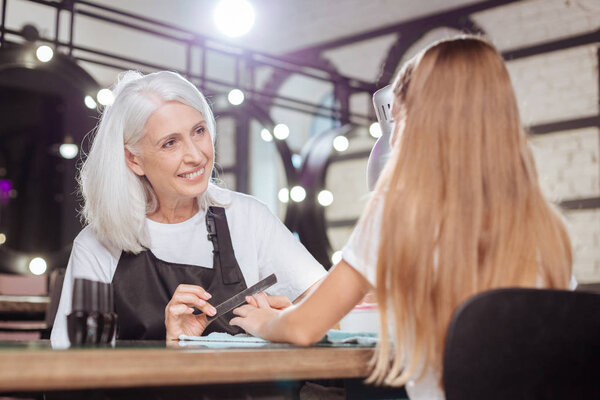 Старший маникюрша слушает историю своих клиентов-подростков
