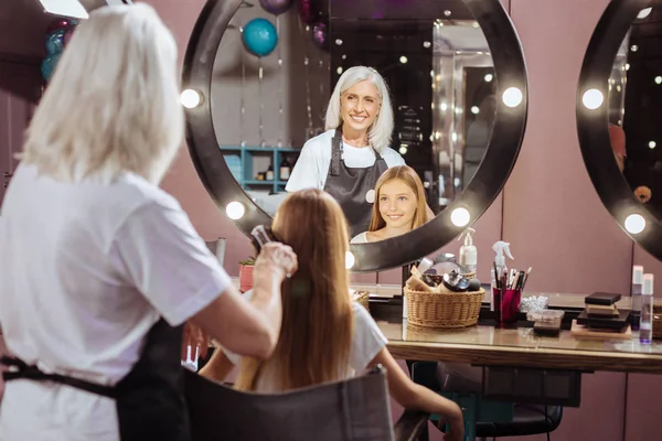 Fröhliche Senior-Friseur Bürsten Mädchen Haare — Stockfoto