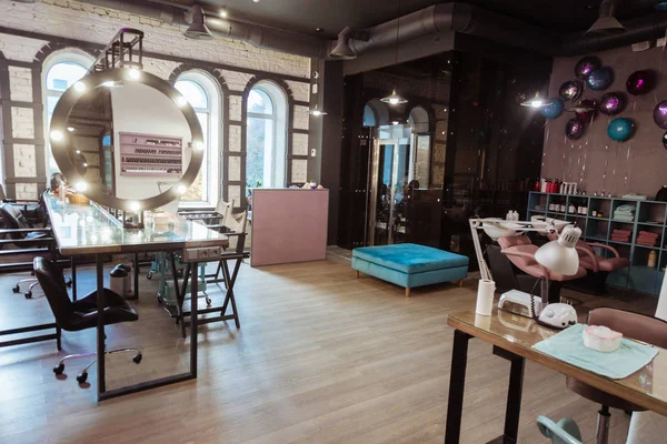 Interior of a cozy spacious beauty salon — Stock Photo, Image