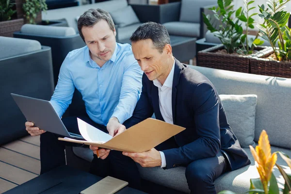 Professionelle seriöse Geschäftsleute studieren Dokumente — Stockfoto