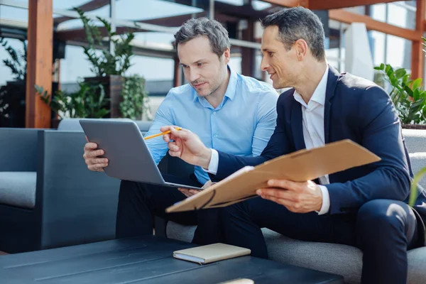 Fröhlicher smarter Unternehmer erklärt seine Ideen — Stockfoto